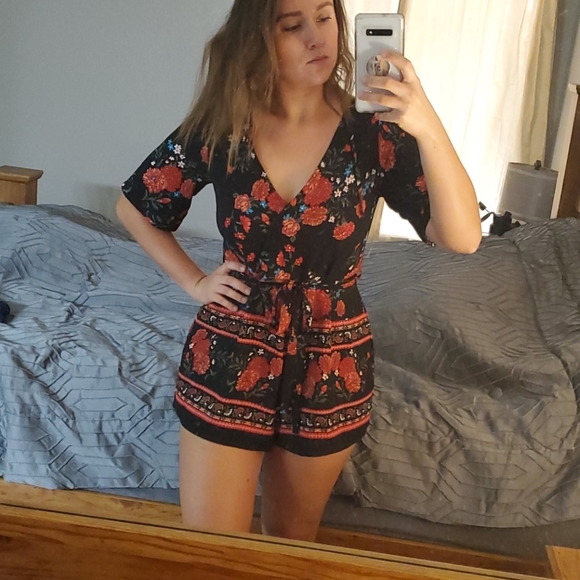 Gorgeous floral detail romper w/ open back - Picture 5 of 7